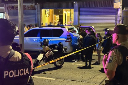 Un carro fue revisado en busca de objetos ilícitos.
