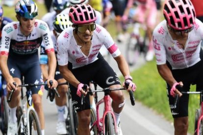 Richard Carapaz (c) contará con el apoyo de Alexander Cepeda (d)