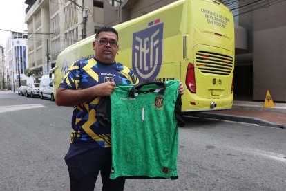 Christian Cortázar compró la camiseta de arquero de la Tri para que se la firme Galíndez.