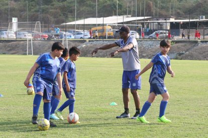 El Piquetero da indicaciones a los jugadores sub-11 de la escuela de fútbol de Emelec.