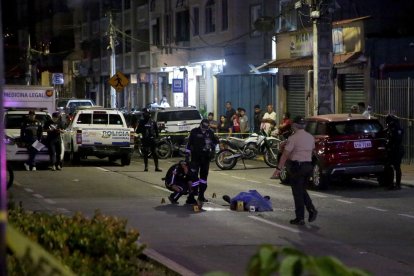 El cadáver de Carlos Calderón Monzón, quien trabajaba en la Base Naval Sur y habría sido una víctima colateral, quedó tendido en medio de la calle.