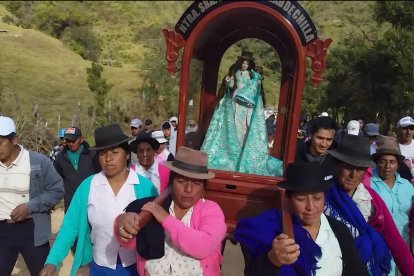 Cada ocho de septiembre, grupos de creyentes participan de una romería a la Virgen.