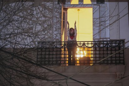 Cristina Fernández salió a su balcón a celebrar.