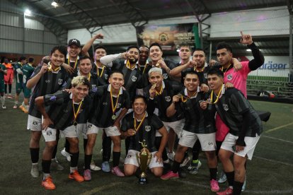 El conjunto de Luis Bolaños (c), Reales Crucetas, se coronó campeón del torneo relámpago al vencer en la final a Mitad del Mundo, liderado por Néicer y Djorkaeff Reasco.