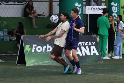 El exdelantero Jaime Iván Kaviedes protege la pelota ante la marca de un rival.