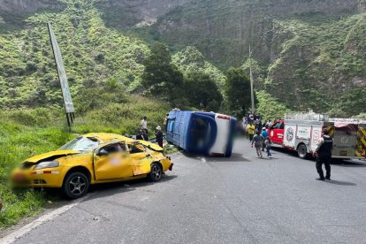 El taxi de placas XBB-9398 quedó convertido en chatarra tras el impacto con la buseta WAA-0513 en la vía a Baños en Tungurahua.