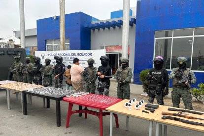 Armas y cientos de dosis de drogas fueron incautadas durante el operativo.