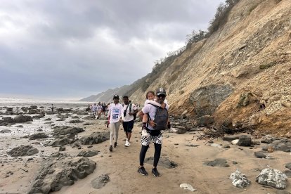Padres de familia con sus hijos participaron en este curioso recorrido por la costa esmeraldeña.