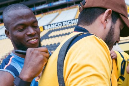 Enner Valencia el goleador de Ecuador firmando autografos.