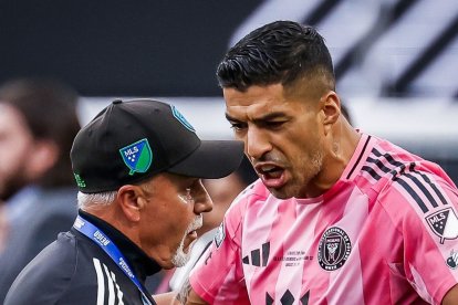 Instantes antes que el futbolista uruguayo Luis Suárez, delantero del Inter Miami, le escupa a un miembro del cuerpo técnico de los Seattle Sounders en la final de la Leagues Cup.