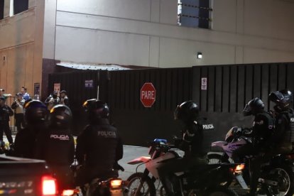 La selección argentina arribó a Guayaquil sin Lionel Messi y bajo estrictas medidas de seguridad.