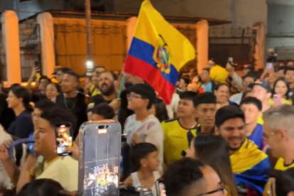 Hinchas ecuatorianos se congregan en Guayaquil, en una protesta inesperada contra el técnico Sebastián Beccacece.