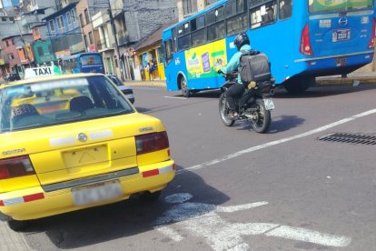Algunos taxistas utilizan espacios indebidos para estacionar.