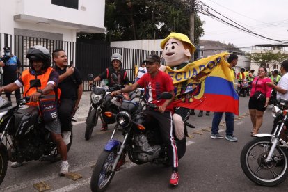 Bananerito en moto llegó al estadio, le tocó pagar $ 1.