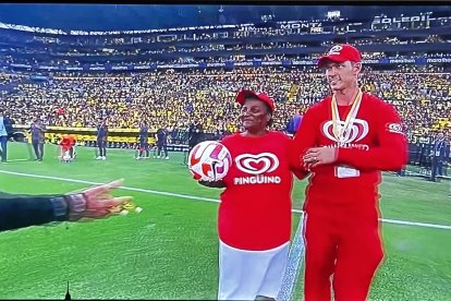 De locura Carmen la madre de Moisés Caicedo en el estadio.