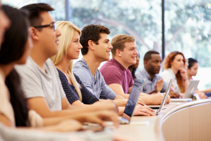 Estudiantes ecuatorianos podrán acceder a becas de maestría virtual en áreas clave como salud, derecho y biotecnología.
