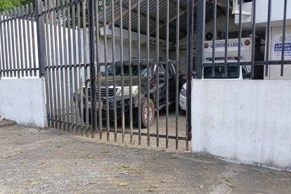 Uno de los automóviles que transportó a los muertos desde la morgue de Quevedo.