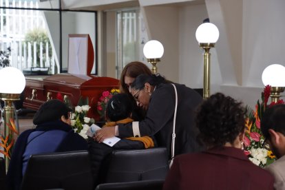 Allegados de la familia consuelan a la madre de Dayana por su irreparable pérdida.