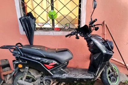 Durante el allanamiento se incautaron prendas de vestir, teléfonos celulares y una motocicleta.