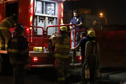 Los bomberos debieron usar máscaras y tanques de oxigeno para ingresar al sitio del incendio.