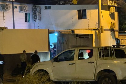 Agentes de Medicina Legal acudieron a la escena del crimen en la ciudadela Costa Azul, en Manta, para el levantamiento de cuerpos tras el ataque perpetrado por sicarios.
