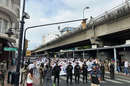 Varias personas van llegando a la marcha de Noboa en Guayaquil.