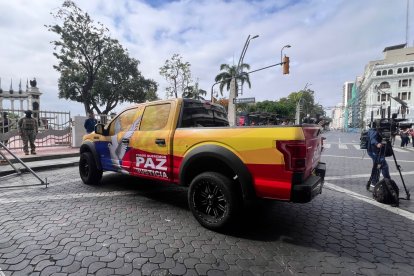 La camioneta que esperaría al presidente Noboa.