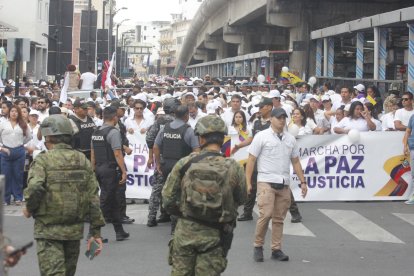 Varias personas se convocaron en el centro de Guayaquil para la marcha por el presidente Noboa.