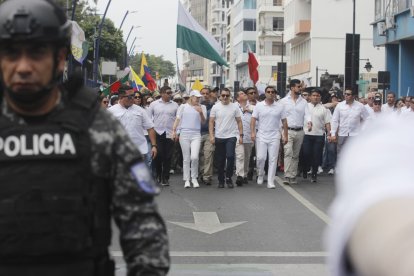 Daniel Noboa y su madre, Anabella Azín, llegaron a la marcha de Guayaquil.