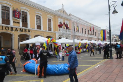 Emprendedores de todo el país exponen sus productos en la Feria Ecuador, resaltando la diversidad y creatividad del talento nacional.