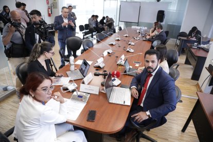 El 1 de marzo de 2024, Andrés Alprecht (d) entonces subsecretario de Planificación y Economía de Defensa, reemplazó al ministro Gian Carlo Loffredo en una comparecencia.