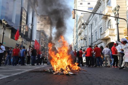 Marchistas quemaron monigote del presidente Daniel Noboa.