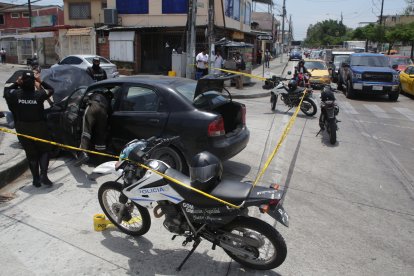 El vehículo en el que huyeron los presuntos sicarios terminó estrellado.