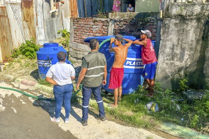 Personal municipal supervisa la correcta distribución del líquido vital en los barrios de Esmeraldas.