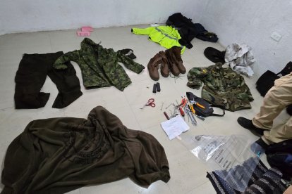 Evidencias incautadas durante el operativo: armas de fuego, chalecos antibalas, radios de comunicación y autopartes fueron encontradas en poder de los detenidos.