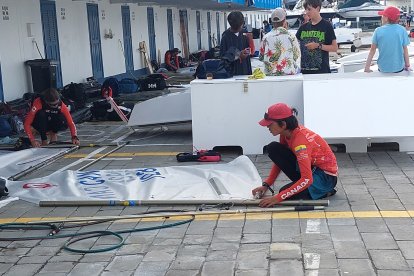 El equipo ecuatoriano con tranquilidad y optimismo revisaron las velas para la dura competencia
