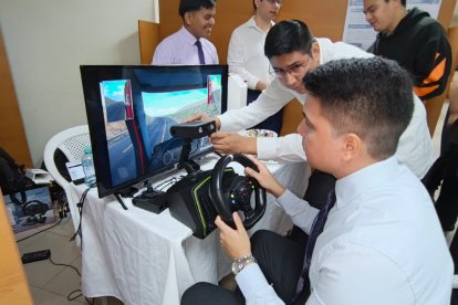 Yeremy Delgado (d) y  Darwin Jácome (i) mientras prueban su prototipo.