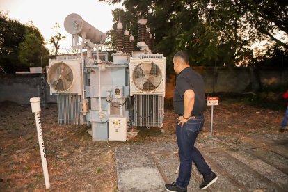 El alcalde de Esmeraldas Vicko Villacís llegó a Guayaquil la tarde de este viernes para gestionar el préstamo de un transformador.