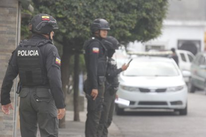 Agentes policiales llegaron al lugar para tomar procedimiento del acto delicitivo.
