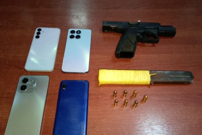 La Policía incautó un arma de fuego, siete cartuchos sin percutir y otras evidencias.