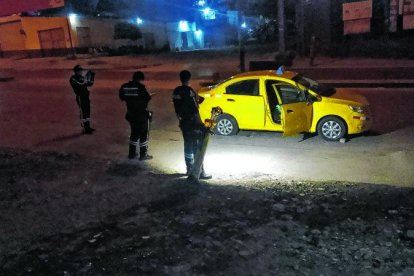 En este taxi se desplazaba el conductor que fue atacado por policías en Nueva Prosperina.
