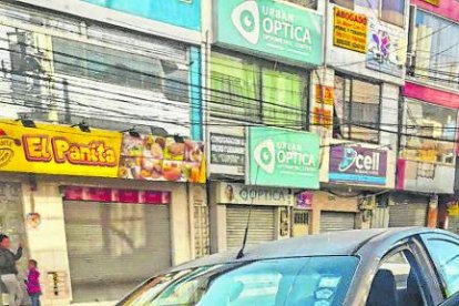 En este taxi se desplazaba el conductor que fue atacado por policías en Nueva Prosperina.