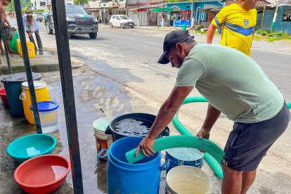 Los esmeraldeños se abastecen del líquido vital mediante tanqueros que llegan a los distintos barrios.