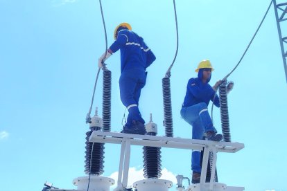 Personal de CNEL EP trabajan en el desmontaje del transformador averiado en la planta de San Mateo.