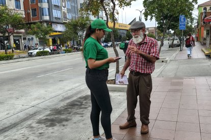 Juan Marún, en plena faena, mientras cautiva a la joven Karla Humanante con los productos de su negocio familiar.
