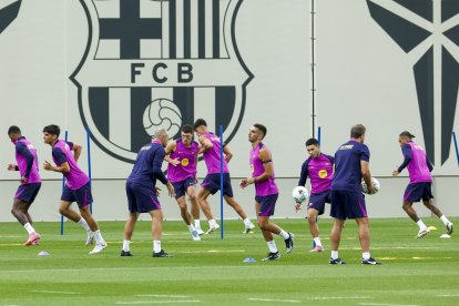 Barcelona busca recortar distancia con el líder Real Madrid.