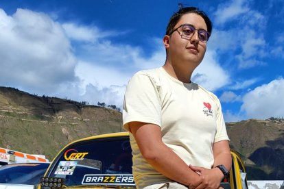 Mateo Arellano apoyado en su consentido: un Volkswagen Escarabajo de 1969.