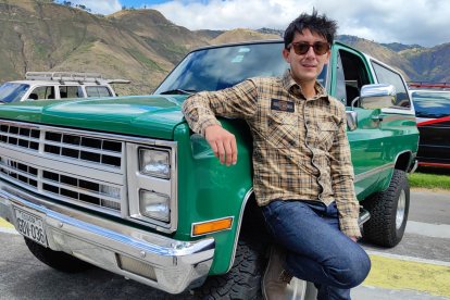 Sebastián Pánchez junto a La  Bestia, una Chevrolet Blazer de 1981, motor de 5200 cc.