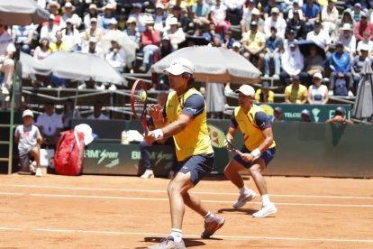 Diego Hidalgo (i) y Gonzalo Escobar en una de las jugadas del partido de dobles de la Copa Davis.