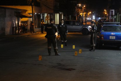 Un rastro de sangre quedó en el sitio donde fueron baleados los vecinos del barrio Cruz de Mayo.